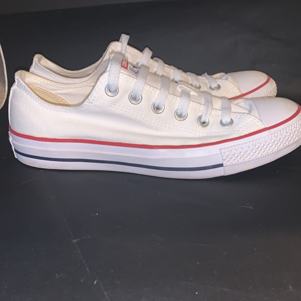 White converse men’s 7 women’s 9